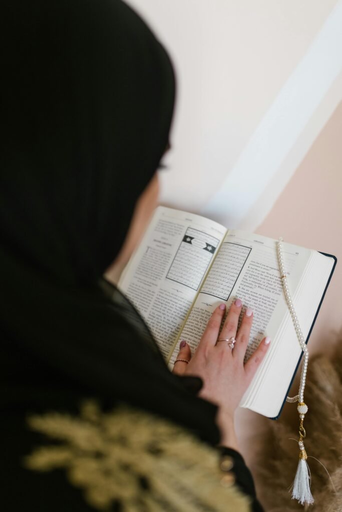 une femme porte un voile islamique