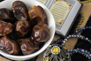 Bol de dattes avec un Coran et un chapelet, symboles du jeûne du Ramadan
