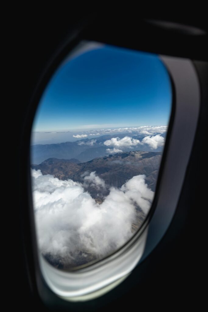 Vue sur les nuages depuis le hublot d'un avion