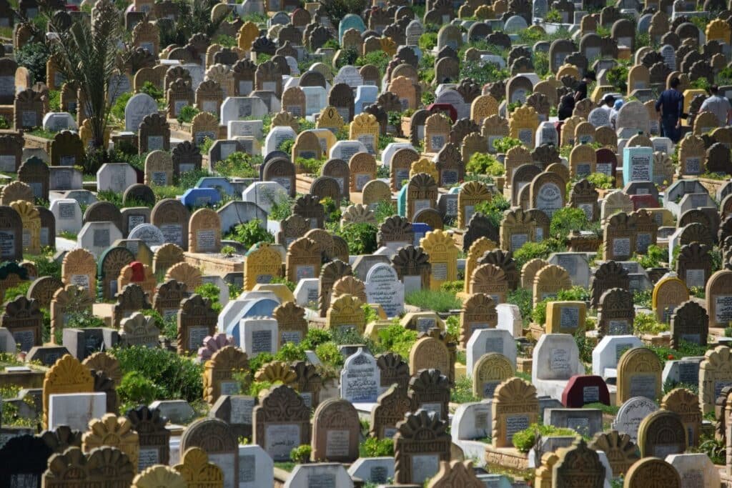 Cimetière musulman aux nombreuses pierres tombales
